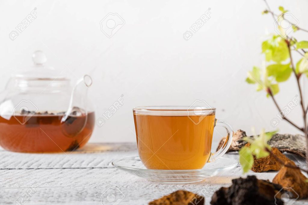 Берёза 147903766 infusion de hongos chaga en vaso de vidrio y tetera bebida saludable de moda de cerca 1 1024x682 - Берёза