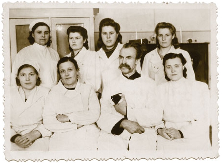 На фотографии доктор Масленников Сергей Никитич в окружении коллег / г. Александров