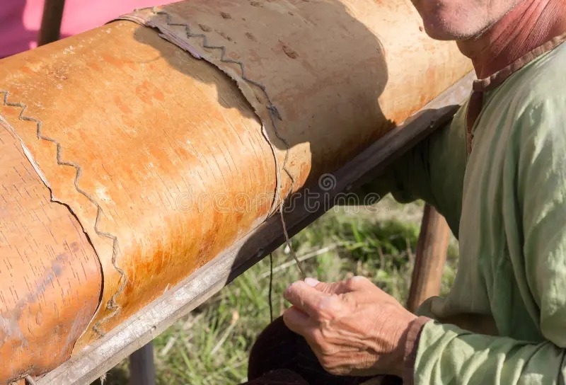 Изготовление лодки из бересты / ©dreamstime Изготовление лодки из бересты / ©dreamstime