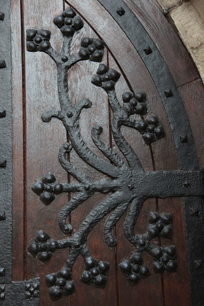 Дуб door hardware detail iron blacksmithing 1 683x1024 - Дуб