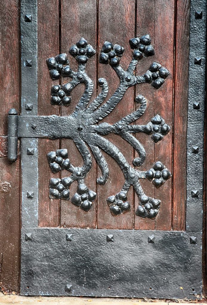 Дуб door hardware detail iron blacksmithing 694x1024 - Дуб