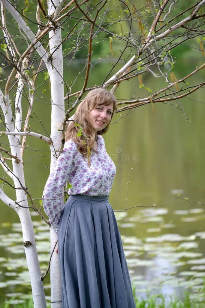 Берёза mo o aya zhenshhina po aga as protiv blossoming berezy po eznyh utilis d betula gima 85690615 683x1024 - Берёза