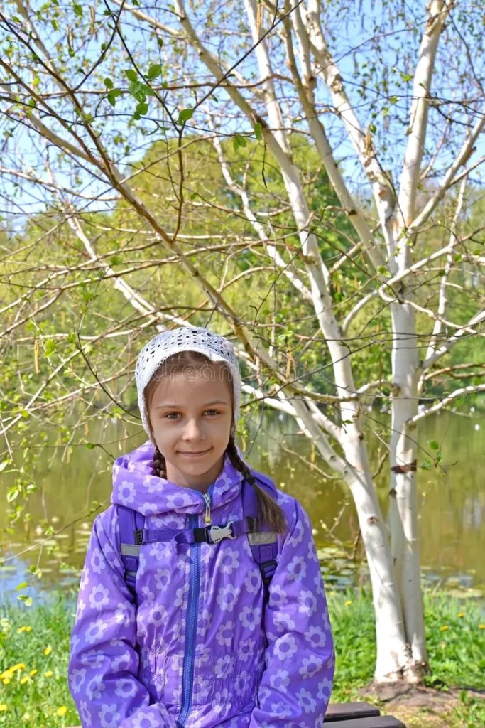 Берёза portret semiletnej devushki na fone czvesti berezy poleznyh utilis d betula 147486831 683x1024 - Берёза