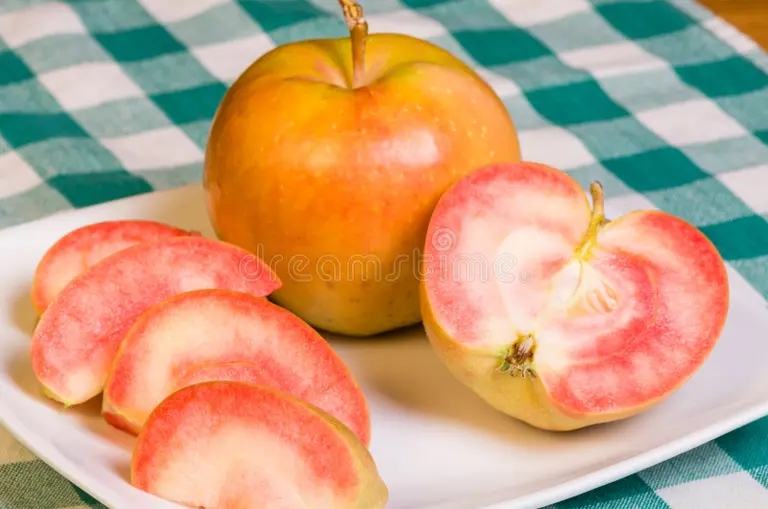 Свежее яблоко в нарезке
