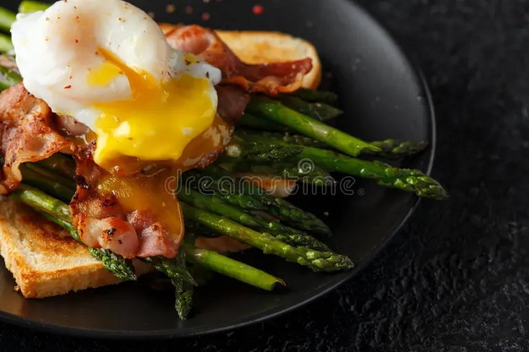 benedicto escalfo el huevo del pato con tocino curruscante y esparrago frito en las tostadas para desayuno 132541777 1 - Аспарагус