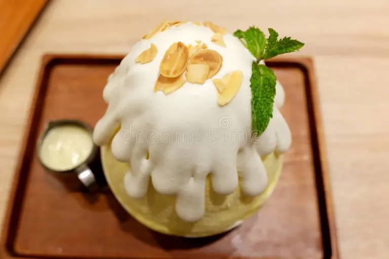 Дуриан bingsu ice cream durio zibethinus korea dessert bingsu ice cream durio zibethinus wooden plate korea dessert 100719139 - Дуриан