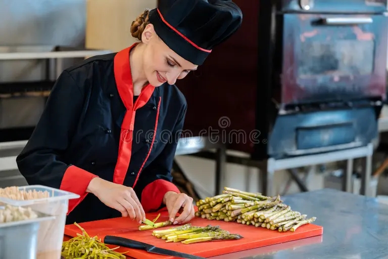 chef cortando esparragos una cocinera tiras de 165716505 - Аспарагус