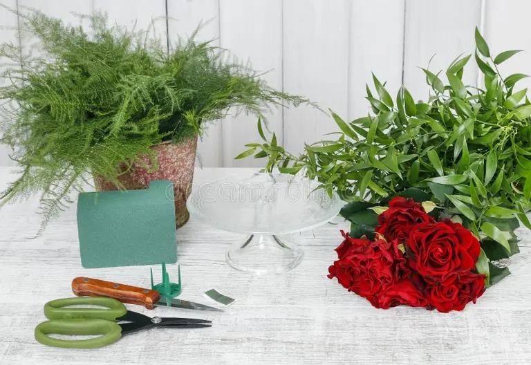 como hacer arreglos florales simples con rosas rojas y esparragos decoracion de fiestas 169106993 - Аспарагус