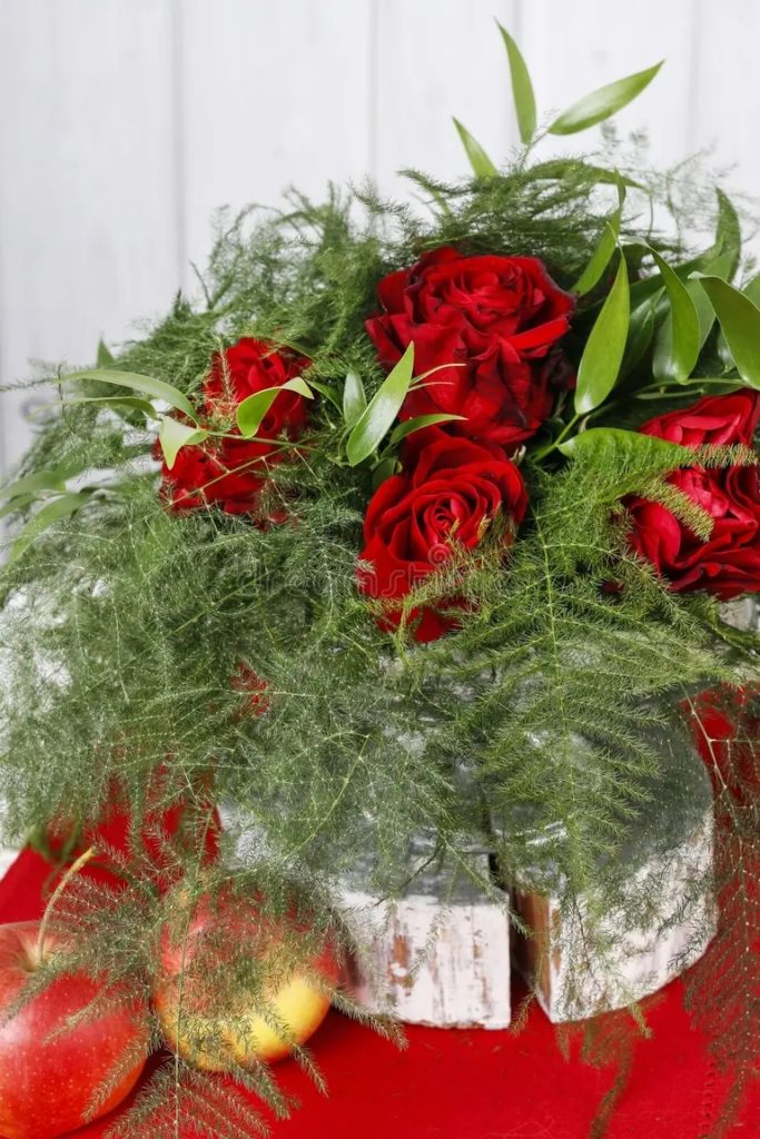 como hacer arreglos florales simples con rosas rojas y esparragos decoracion de fiestas 169107016 683x1024 - Аспарагус