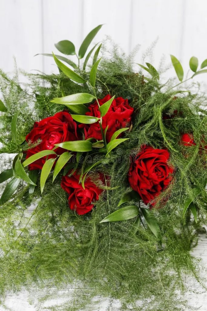como hacer arreglos florales simples con rosas rojas y esparragos decoracion de fiestas 169107093 683x1024 - Аспарагус