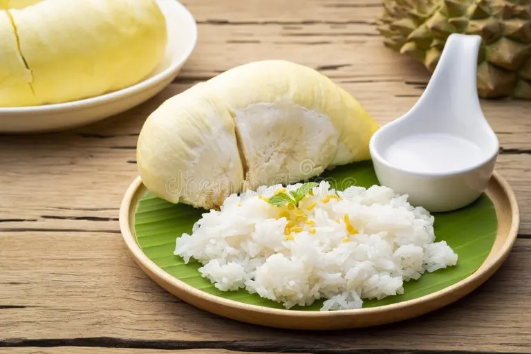 Дуриан cooked sweet glutinous rice topped yellow bean durian fruit served coconut milk wooden plate 275939870 - Дуриан