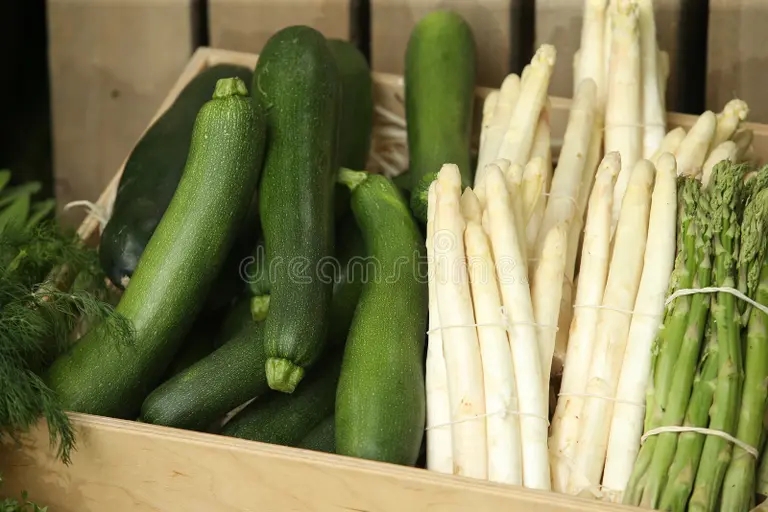 esparrago fresco del calabacin verde y blanco 138296148 - Аспарагус