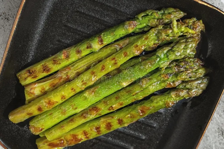 esparragos verdes frescos cocinar comida saludable en un hermoso plato que se parece una sarten de parrilla racimos grupos 294540379 - Аспарагус