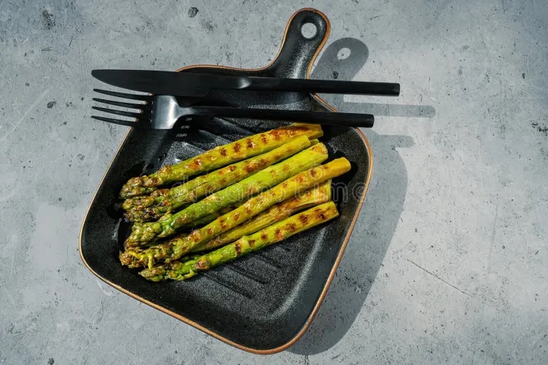 esparragos verdes frescos cocinar comida saludable en un hermoso plato que se parece una sarten de parrilla racimos grupos 294540548 - Аспарагус