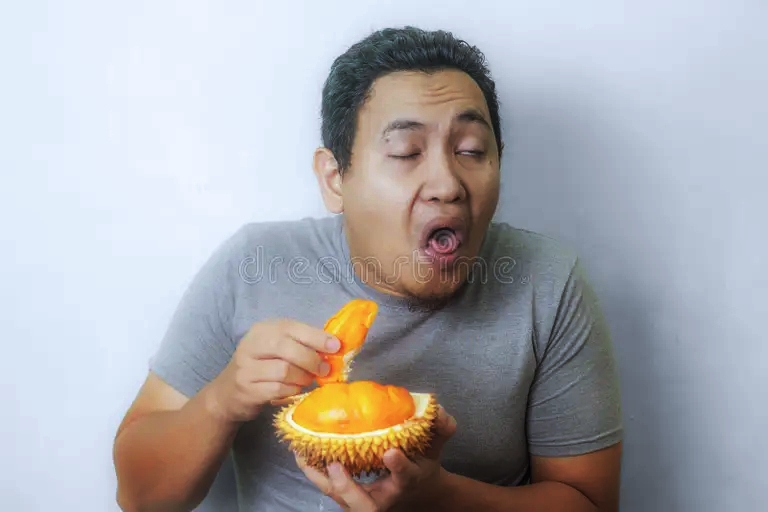 Дуриан funny asian man stinky durian fruit portrait young holding bad smell want to puke gesture 145081364 - Дуриан