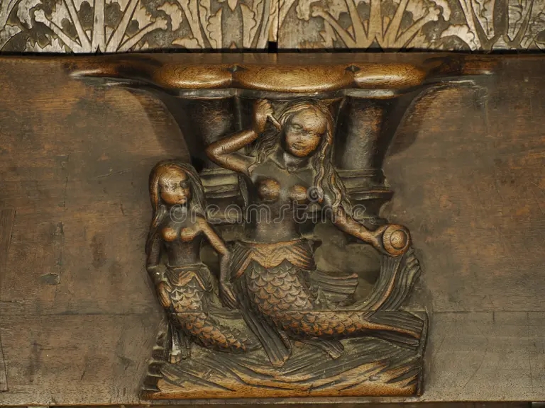 Красное дерево dekabrya g v sobore toledo spaj sazhaet derevyannuyu skulpturu s 264347845 - Красное дерево